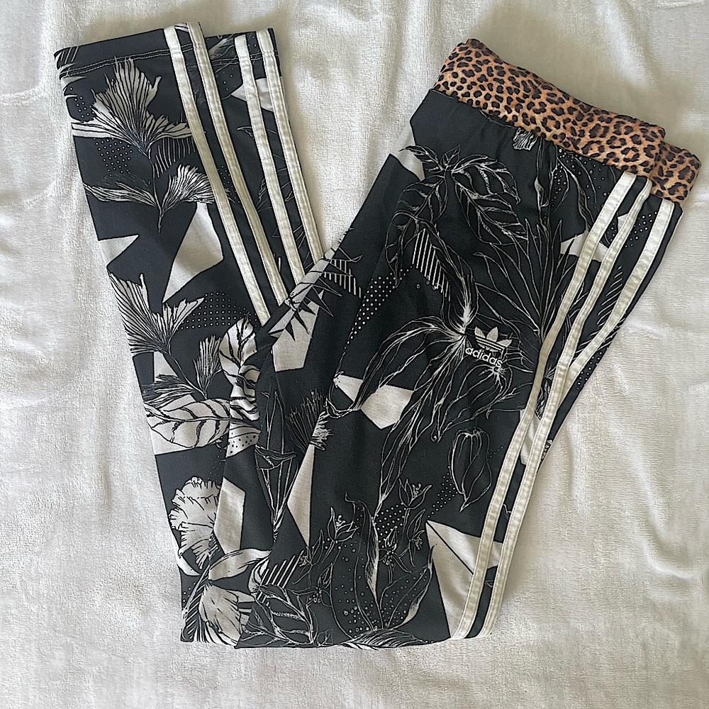 Adidas women’s printed leggings size Large